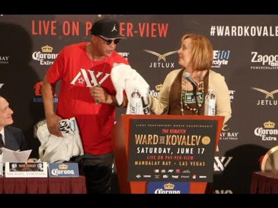 KATHY DUVA ATTEMPTS TO TROLL VIRGIL HUNTER WITH TOWEL-JIBE - AS PAIR EXCHANGE A FEW WORDS