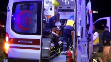 Elazığ’da araç direğe çarptı: 4 yaralı