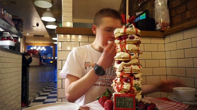Ce fou mange 12 énormes Pancakes dans un restaurant à Londres !