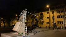 کنشگران لهستانی مجسمه کشیش متهم به سوء‌استفاده جنسی از کوکان را واژگون کردند