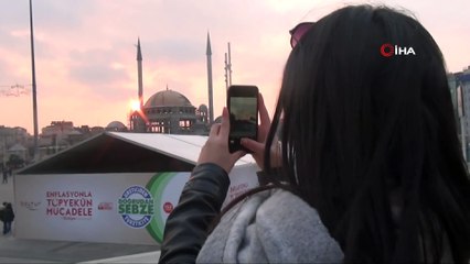 Taksim’de batan güneş Türk Bayrağı ile buluştu