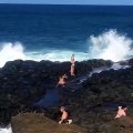 Elles tentent une petite photo dans les rochers et se font faucher par une énorme vague