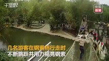 Un pont suspendu cède sous le poids de touristes qui sautent dessus !