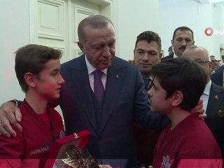 Cumhurbaşkanı Erdoğan, öğrencilerin projelerini inceledi