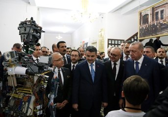 Cumhurbaşkanı Erdoğan Öğrencilerin Projelerini İnceledi