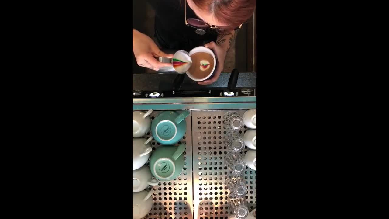Como é feito café colorido e com glitter
