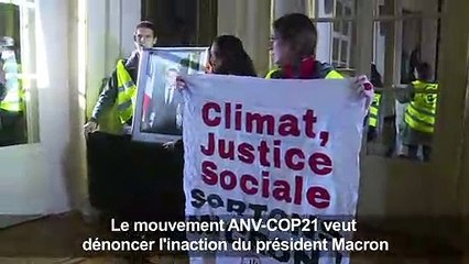 Climat: des activistes décrochent un portrait de Macron