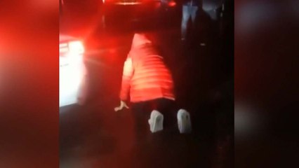 中 구급차 막히자 환자 딸 무릎 꿇고 애원 / YTN