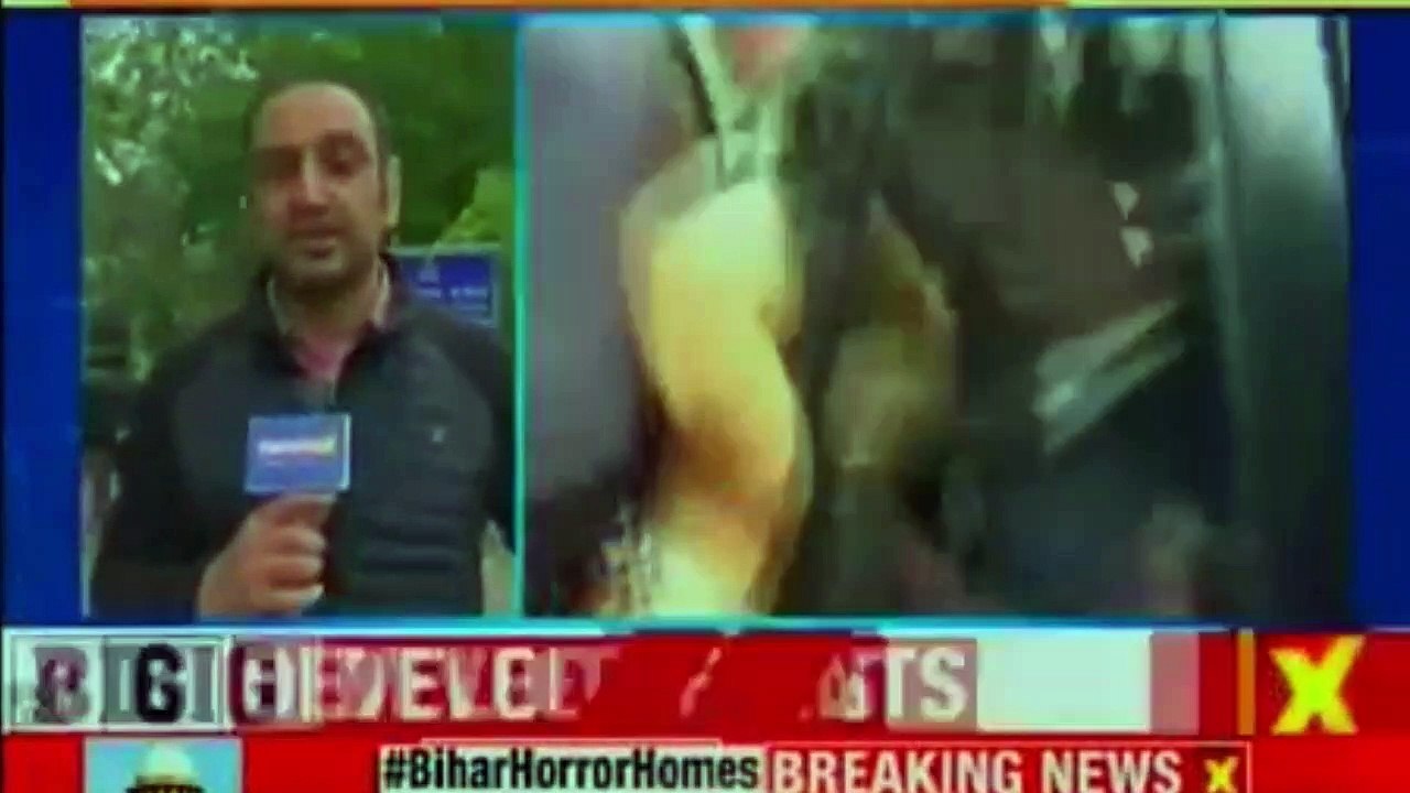 Robert Vadra Questioned by ED, Priyanka Gandhi came to drop Robert Vadra at ED Office | Robert Vadra Money Laundering Case Updates | Priyanka Gandhi | NEWSX