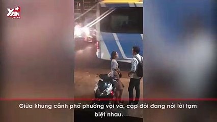 Tan chảy trước nụ hôn vội vã lúc tạm biệt của cặp đôi trẻ ở bến xe bus