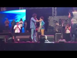 الطفل الذي غنى مع منير وأبكى الجماهير.. "أنا عايش في سجن جراح"