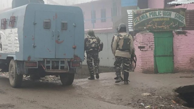 Sopore में आतंकियों से सुरक्षबलो की मुठभेड़ जारी, 2 से 3 आतंकी छिपे होने की खबर | वनइंडिया हिंदी