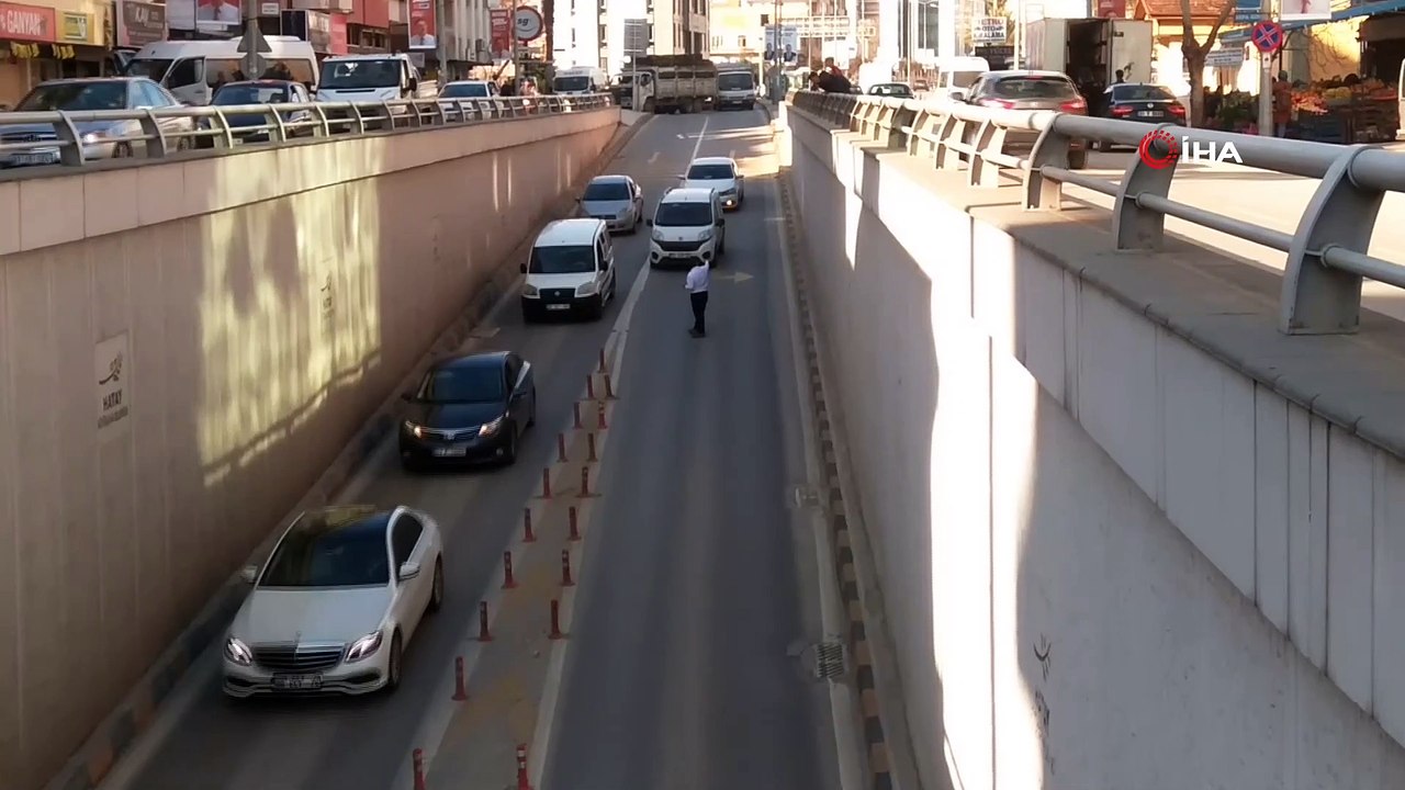 Otobüsü arızalanan muavin alt geçit trafiğini kitledi