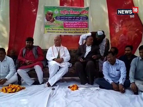 अम्बेडकर नगर: मुआवजे को लेकर किसानों के साथ धरने पर बैठे प्रवीण तोगड़िया