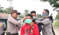 Cegah Dampak Kabut Asap, Polisi Bagikan Masker