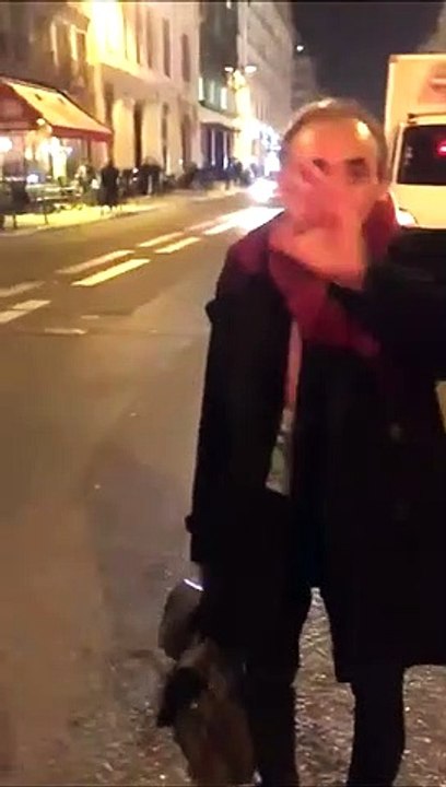 Éric Zemmour s'énerve violemment en pleine rue.