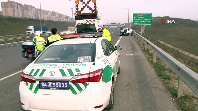 Kazada aracın içinde sıkışan sürücüyü kurtarmak için seferber oldular