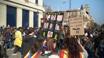 شاهد: مواجهات مع الشرطة في كتالونيا احتجاجا على محاكمة قادة الانفصال