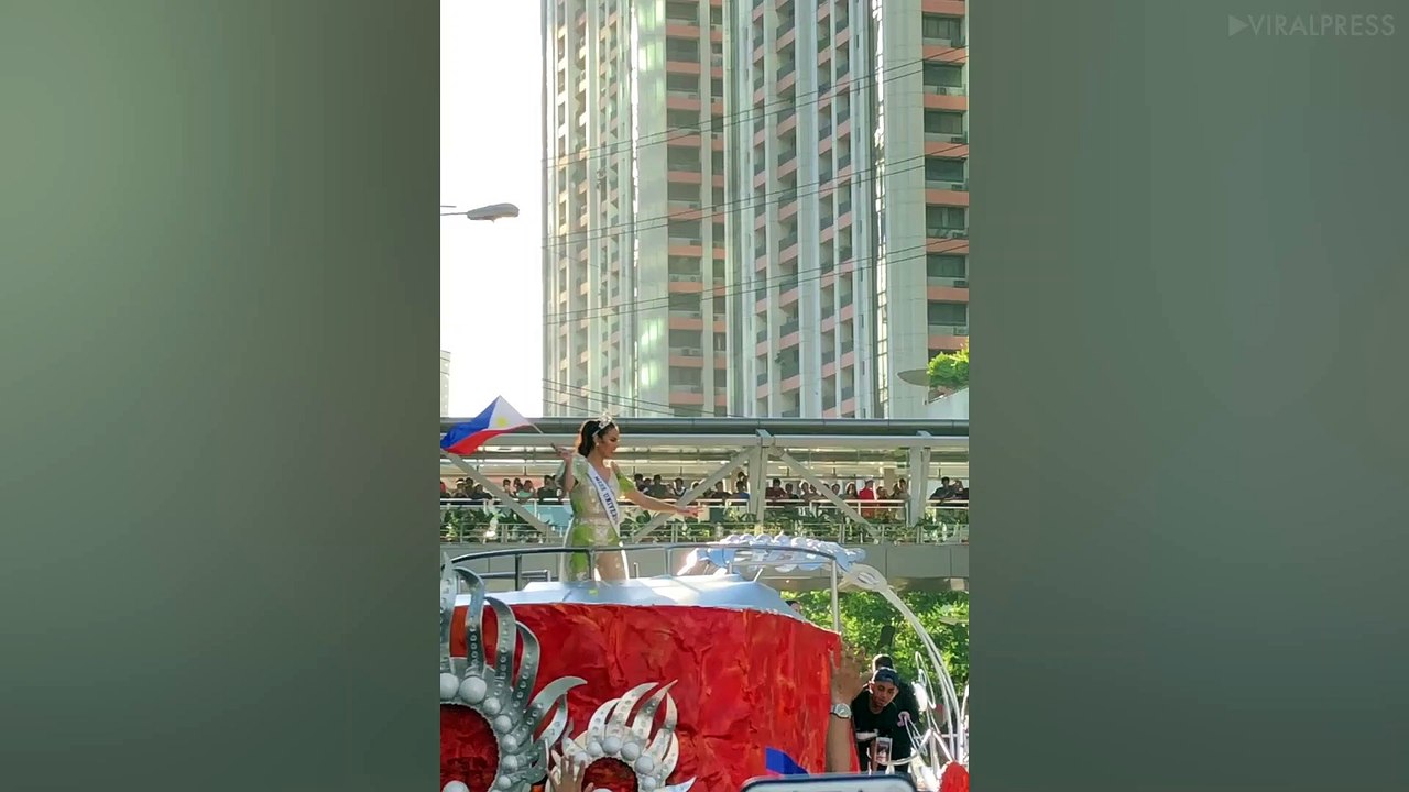Catriona Gray Greeted By Fans On Homecoming Parade