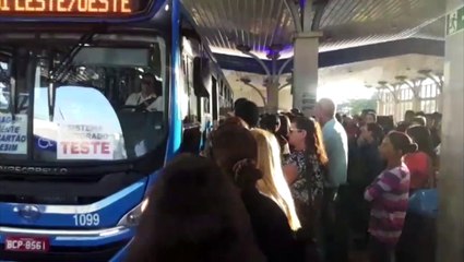 Embarque por uma porta segue gerando reclamações