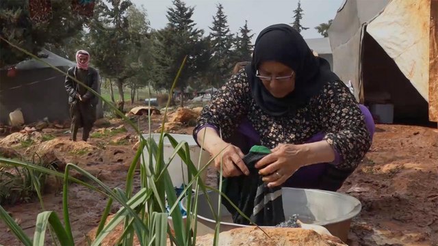 معاناة قاسية للمرضى النازحين على الحدود السورية التركية