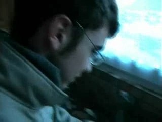 Etienne bois un verre d'huile et du savon