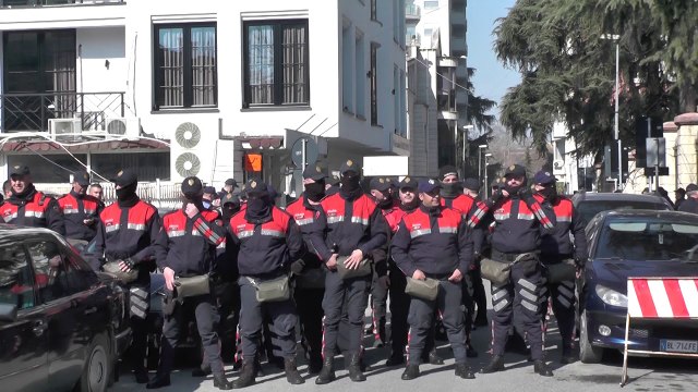LULE PËR POLICINË DHE NDEZJE QIRINJSH, PROTESTUESIT RAMA IK! PARLAMENTI I RRETHUAR