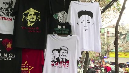 A Hanoï, des t-shirts à l'image de Trump et Kim