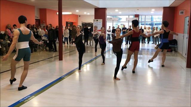 Douze danseurs du ballet de l'opéra Grand Avignon font le show à l'hôpital d'Avignon