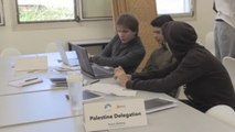 Lejos de despachos, jóvenes tratan de resolver el conflicto palestino israelí