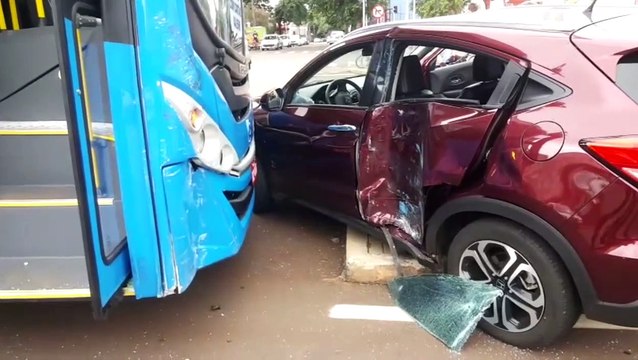 Conversão à esquerda: Ônibus do transporte e carro batem na Avenida Brasil