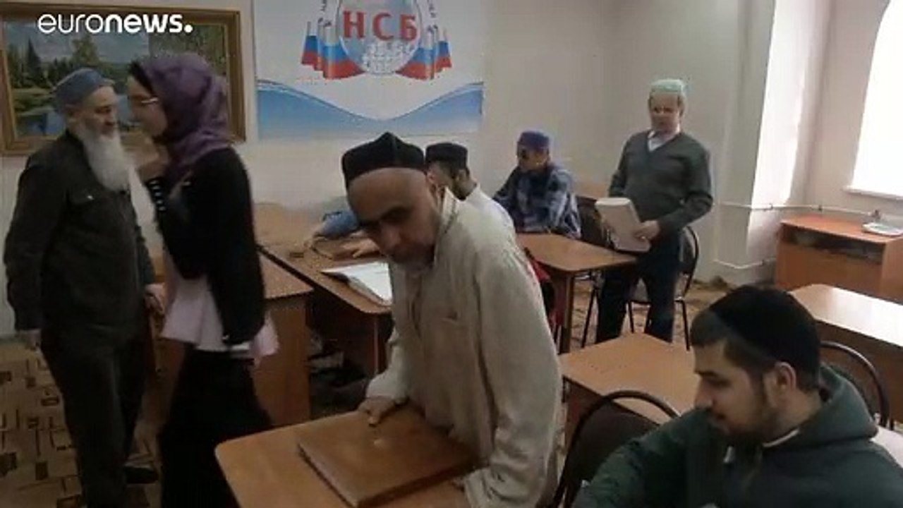 شاهد: مسلمون مكفوفون يتعلمون القرآن بطريقة برايل في روسيا