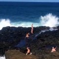 Quand deux filles veulent absolument prendre une photo avec une grosse vague en arrière plan