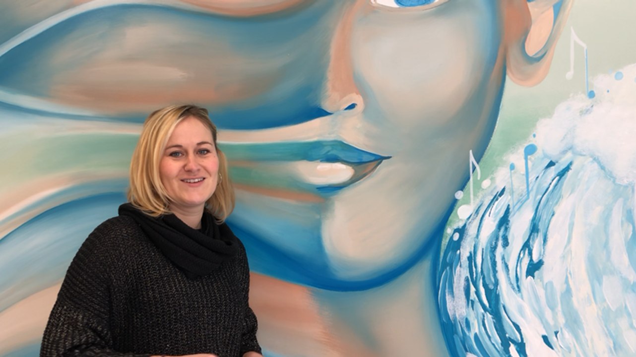 Fanny Hautot peint une fresque géante dans un commerce