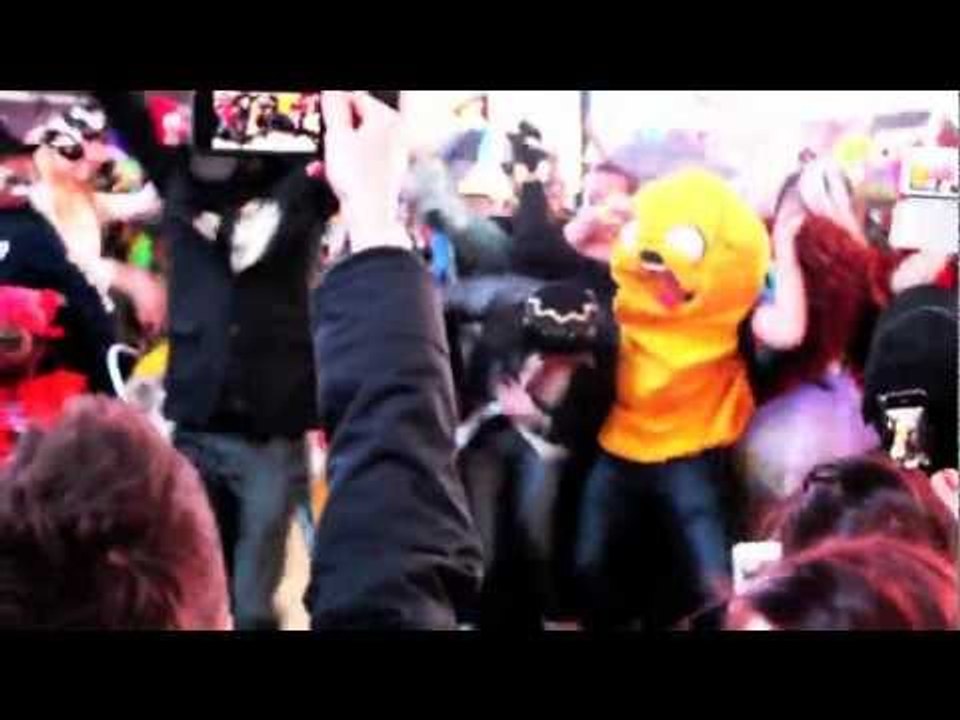THE HARLEM SHAKE - TIMES SQUARE - (A SCOUSER IN NEW YORK - FEATURING DERRY MATHEWS - PART 2) / iFILM