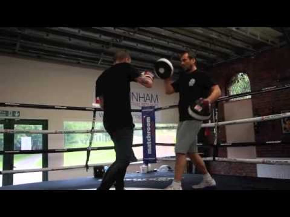 RICKY BURNS & TONY SIMS PAD SESSION @ MATCHROOM ELITE BOXING GYM (TRAINING FOOTAGE)