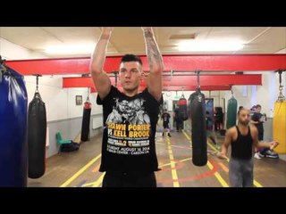 LEIGH WOOD WORKS ON HIS CORE STRENGTH @ THE WORLD FAMOUS INGLE GYM