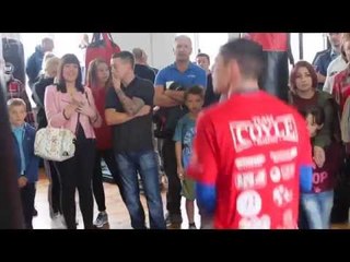 TOMMY COYLE WORKS OUT ON THE SKIPPING ROPE IN FRONT OF PACKED LOCAL HULL SUPPORT @ TOMMYS ACADEMY