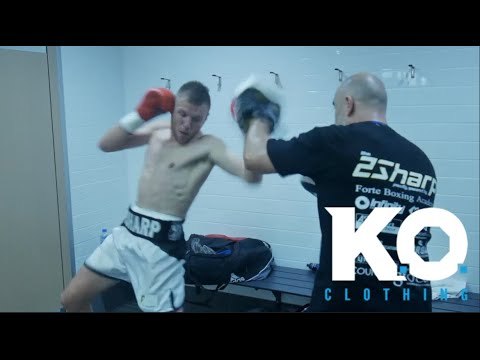 HIGHLY RATED AUSTRALIAN MARK LUCAS SMASHES THE PADS & GOES THROUGH HIS PRE FIGHT WARM UP ROUTINE