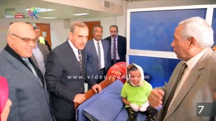 محافظ أسيوط يزور الطفلة نوران بالمستشفى للمرة الثانية