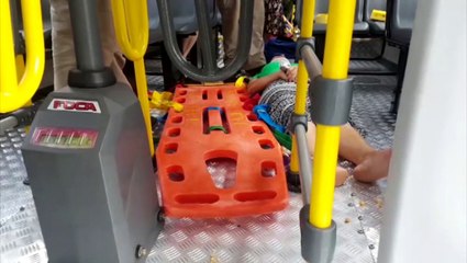 Duas passageiras do transporte coletivo se ferem em batida