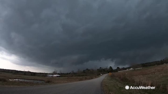Timelapse captures amazing supercell formation