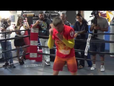 TECHNIQUE! VASYL LOMACHENKO DEMONSTRATES GREAT FOOTWORK & HAND SPEED DURING MEDIA WORKOUT