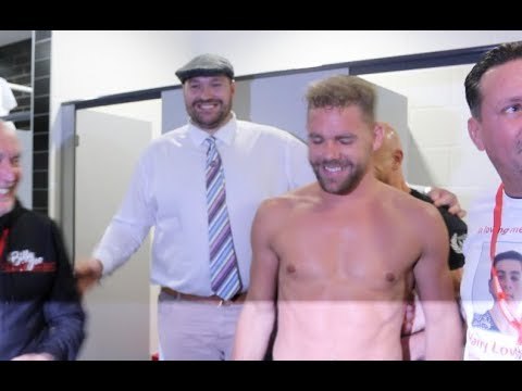 GYPSY KINGS! - BILLY JOE SAUNDERS REVEALS HIS INCREDIBLE PHYSIQUE TO TYSON FURY IN DRESSING ROOM