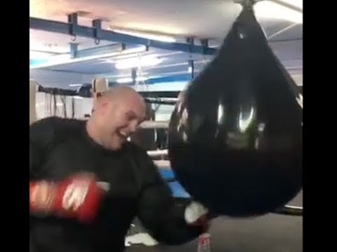 TYSON FURY & BILLY JOE SAUNDERS SMASHING THE WATER-BAG - GYPSY KINGS TRAINING IN MARBELLA!