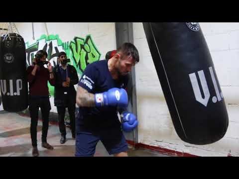 PREPARING FOR BILLY JOE SAUNDERS! - MARTIN MURRAY LETS OFF SHOTS ON HEAVY BAG / SAUNDERS v MURRAY