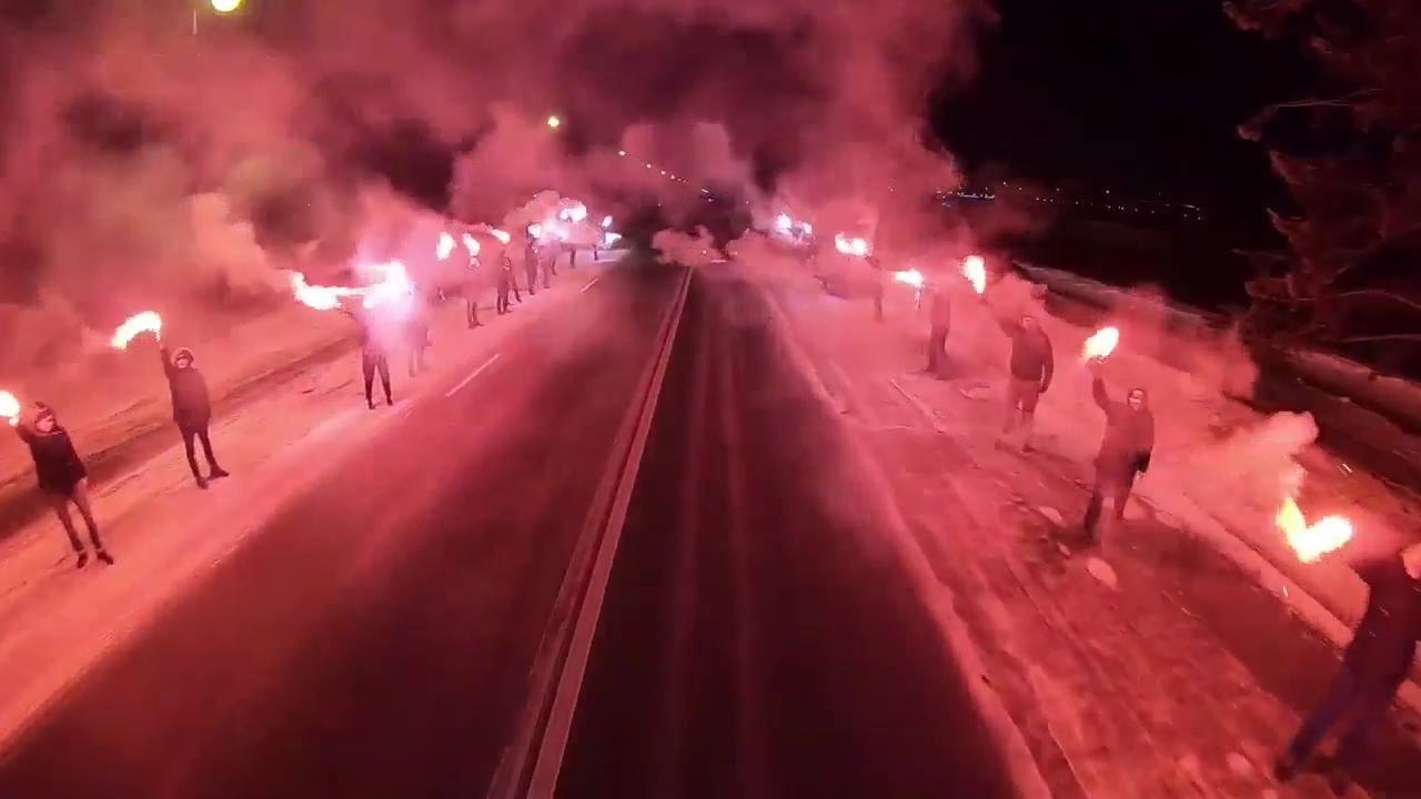 Une haie d'honneur impressionnante de supporteurs d'un club de foot