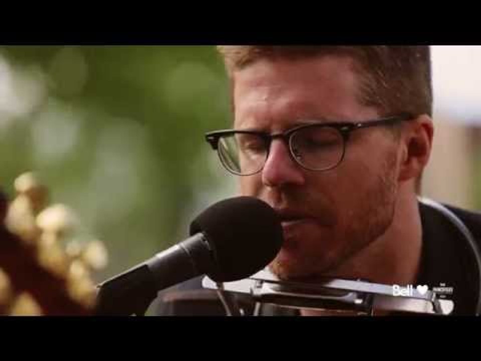 Vincent Vallières chante « L'amour c'est pas pour les peureux » sur la Place Roy