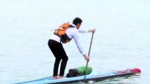 Man paddles across Yangtze River in Chongqing to cut commuting time