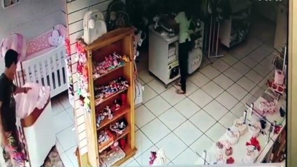 Câmera flagra furto de jovem na região central